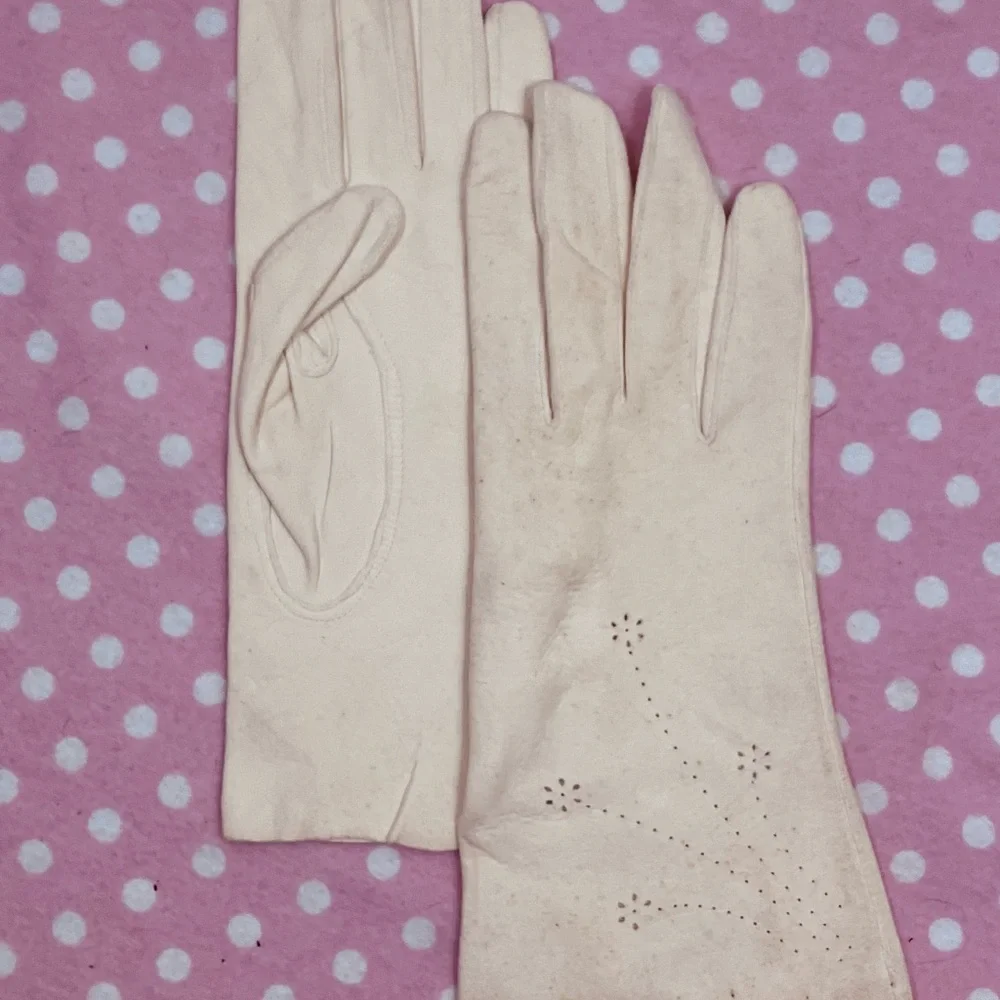 Elegant Cream Gloves